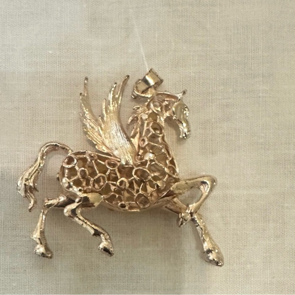 Betsy Johnson Pendent - Picture 2 of 2